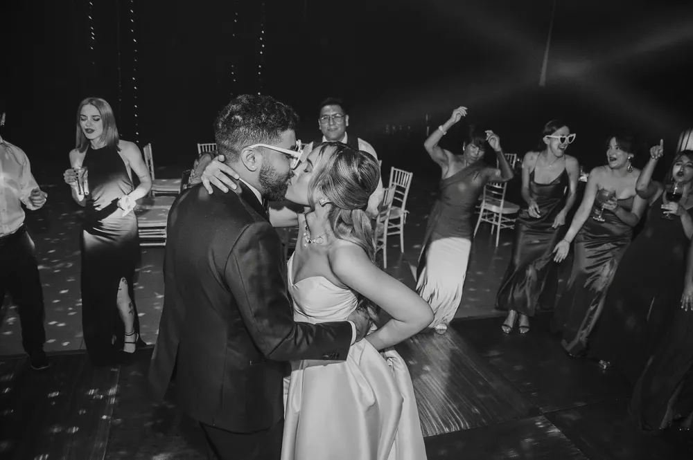 Novios festejando en el salón principal