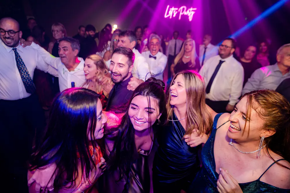 Novios festejando en el salón principal