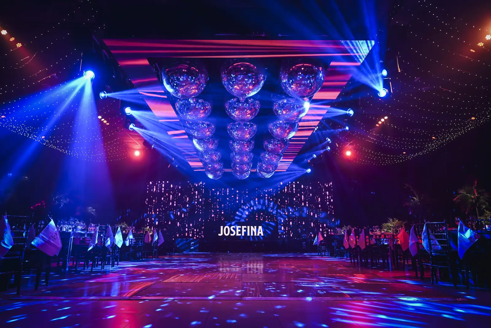 Salón principal de Puro Pilar iluminado durante una fiesta