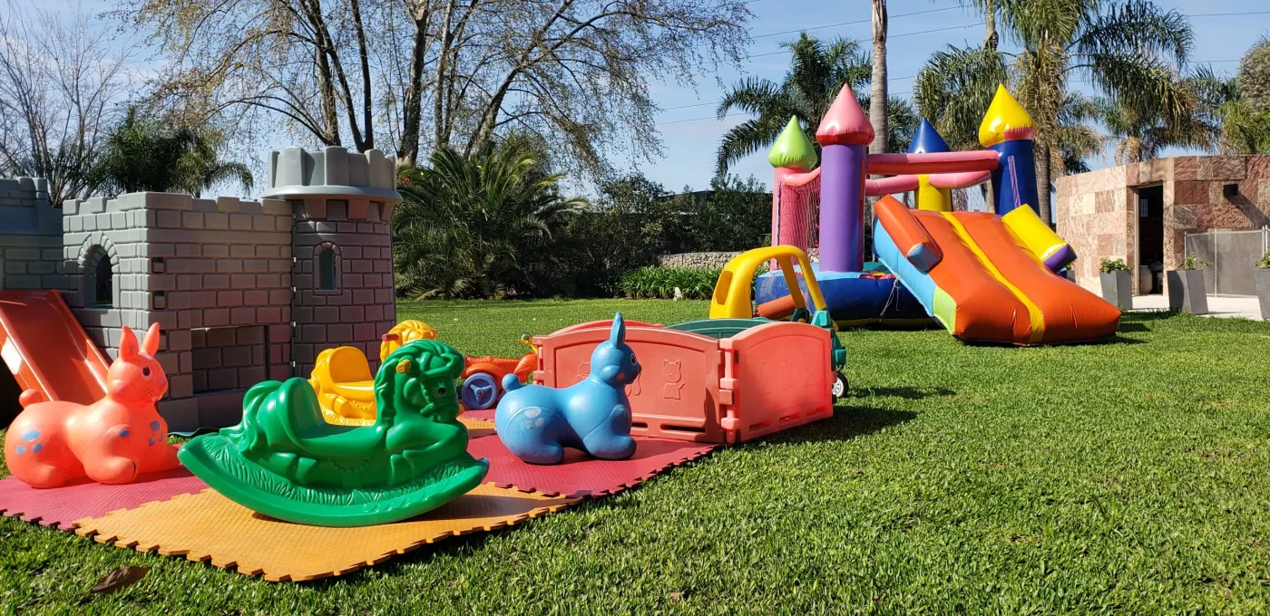 Juegos inflables en el parque de Puro Pilar Kids