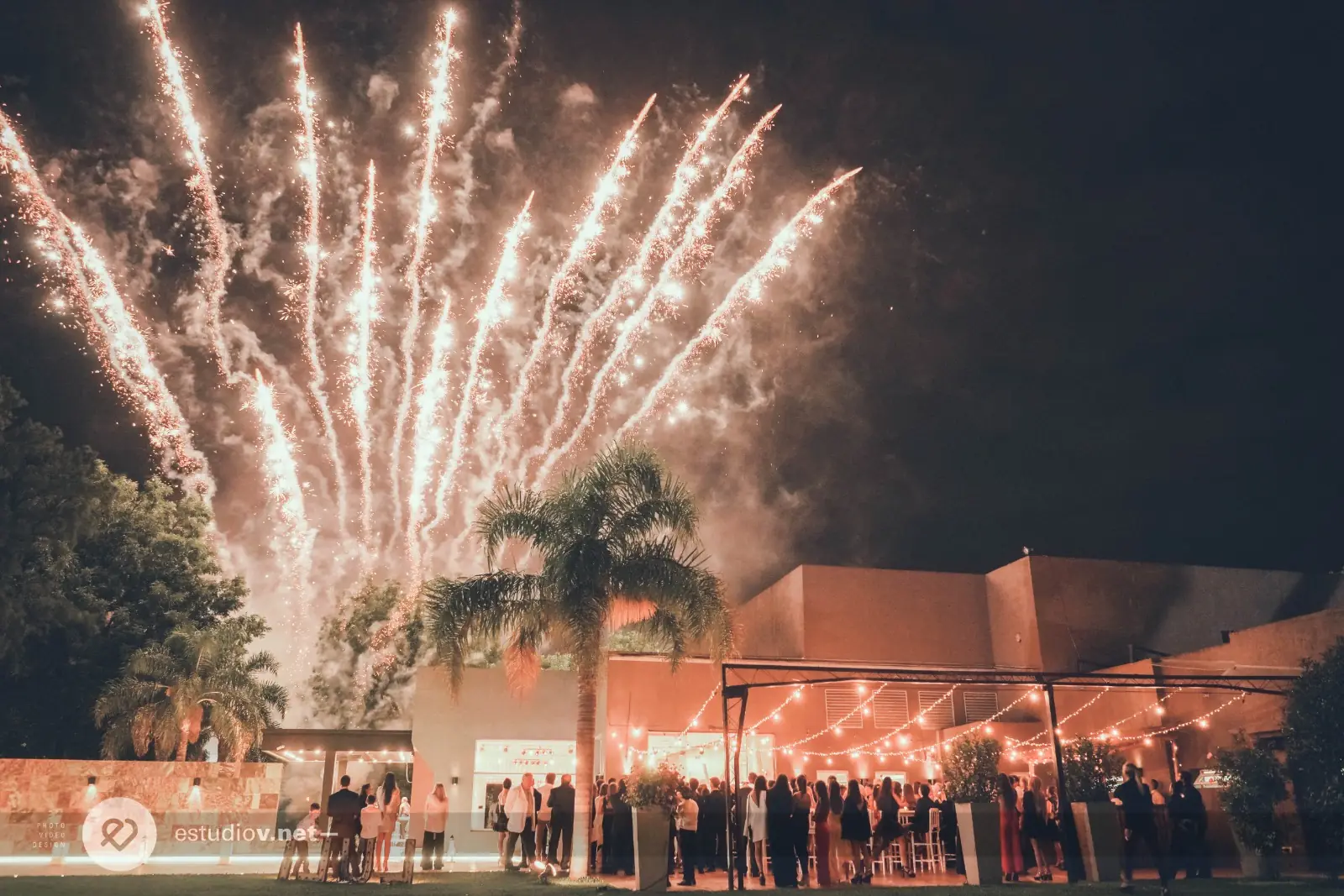 Fiesta social en Puro Pilar con ambientación y luces